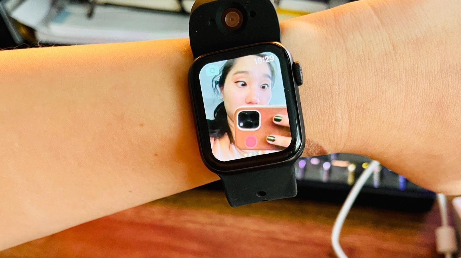 Picture quality isn't the best, but it's good enough for the Apple Watch's screen. (Photo: Victoria Song/Gizmodo)
