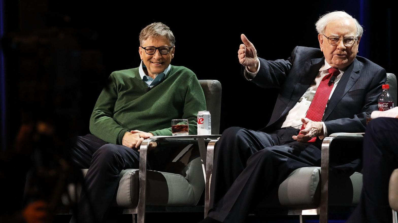 Bill Gates, left, and Warren Buffett, right, speaking with journalist Charlie Rose at a Columbia Business School event in January 2017. (Photo: Spencer Platt, Getty Images)