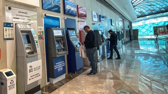 Hacker Breaks ATMs Using Only a Handy Mobile Phone
