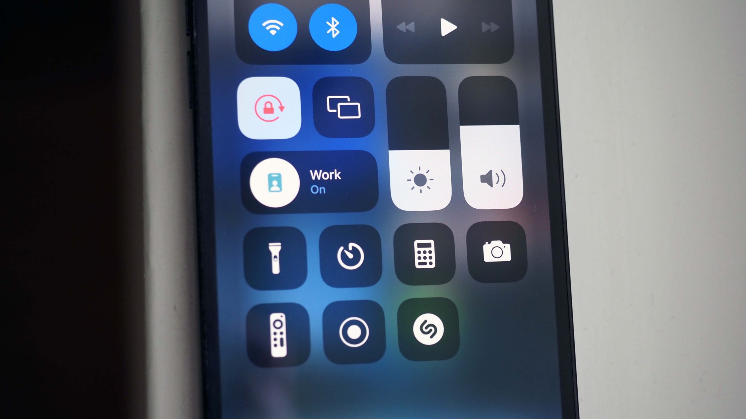 You can access Focus by swiping down from Control Centre. (Photo: Caitlin McGarry/Gizmodo)