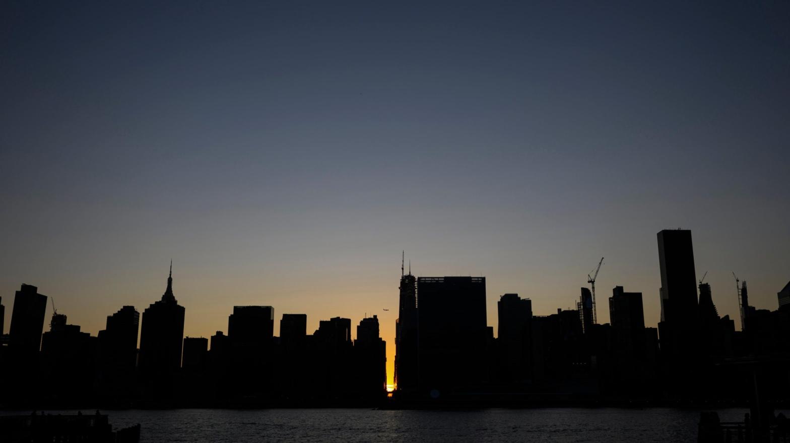 The sun sets behind 42nd Street in Manhattan during a power outage in New York City on July 13, 2019. A similar scene could play out on Wednesday as extreme heat strains the grid. (Photo: Johannes Eisele, Getty Images)