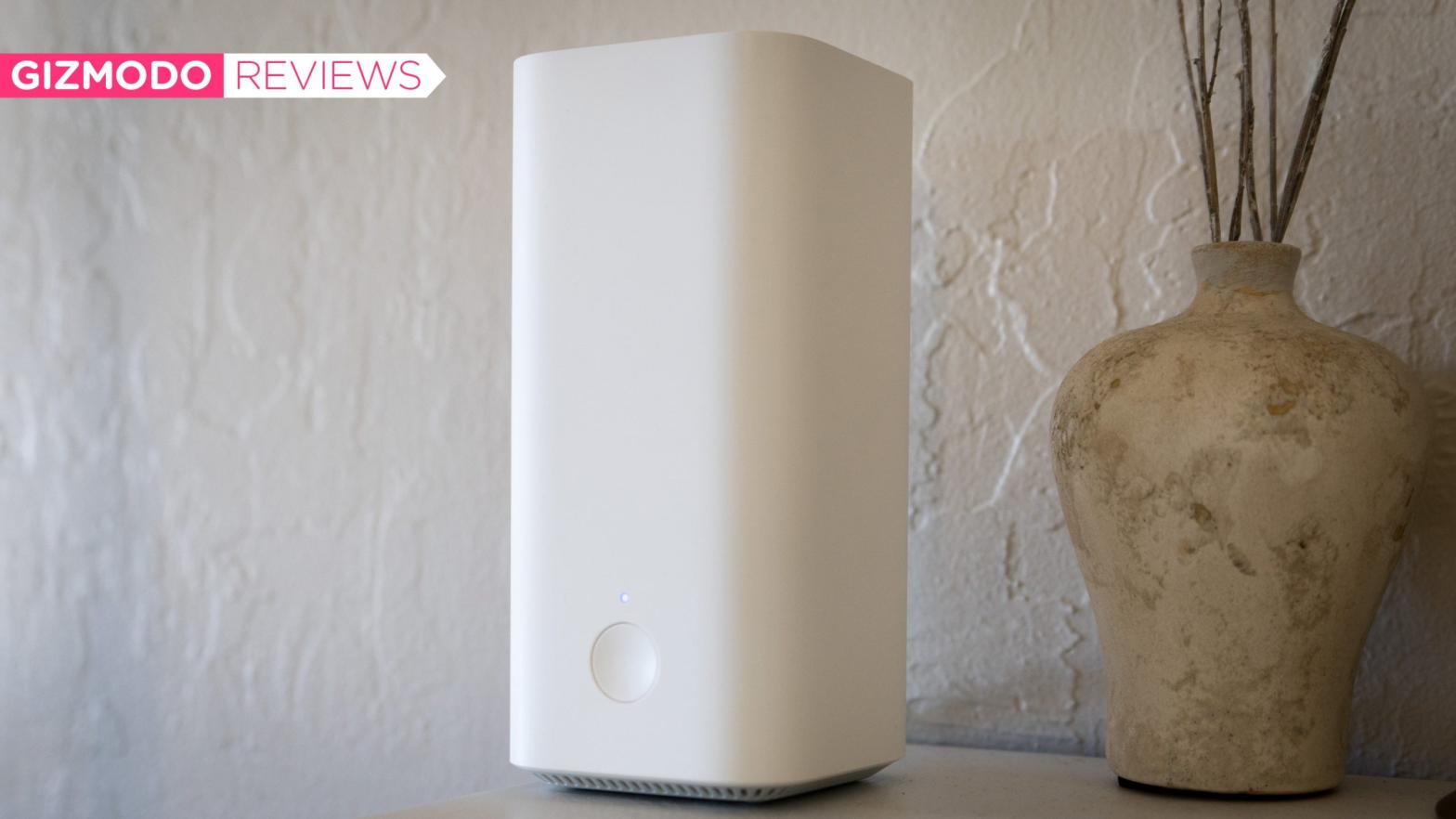 The Vilo Mesh Wi-Fi System is an impressive router for under $US100 ($128).  (Photo: Florence Ion/Gizmodo)