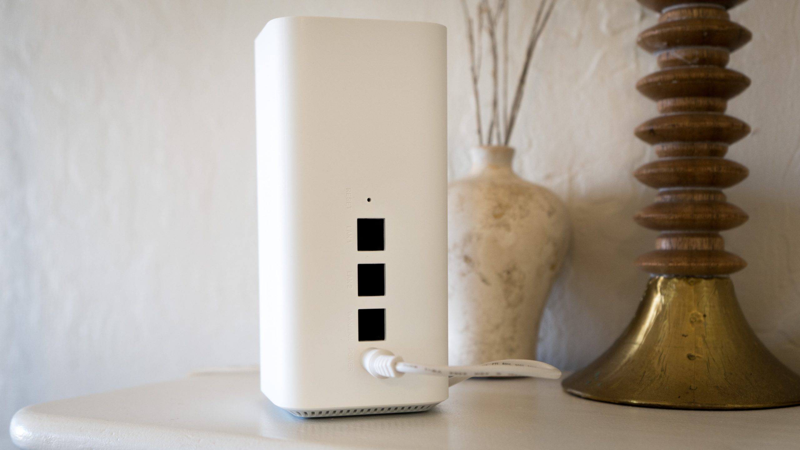 Each of the Vilo mesh nodes has three Ethernet ports, including two for external devices like gaming consoles and printers. (Photo: Florence Ion/Gizmodo)