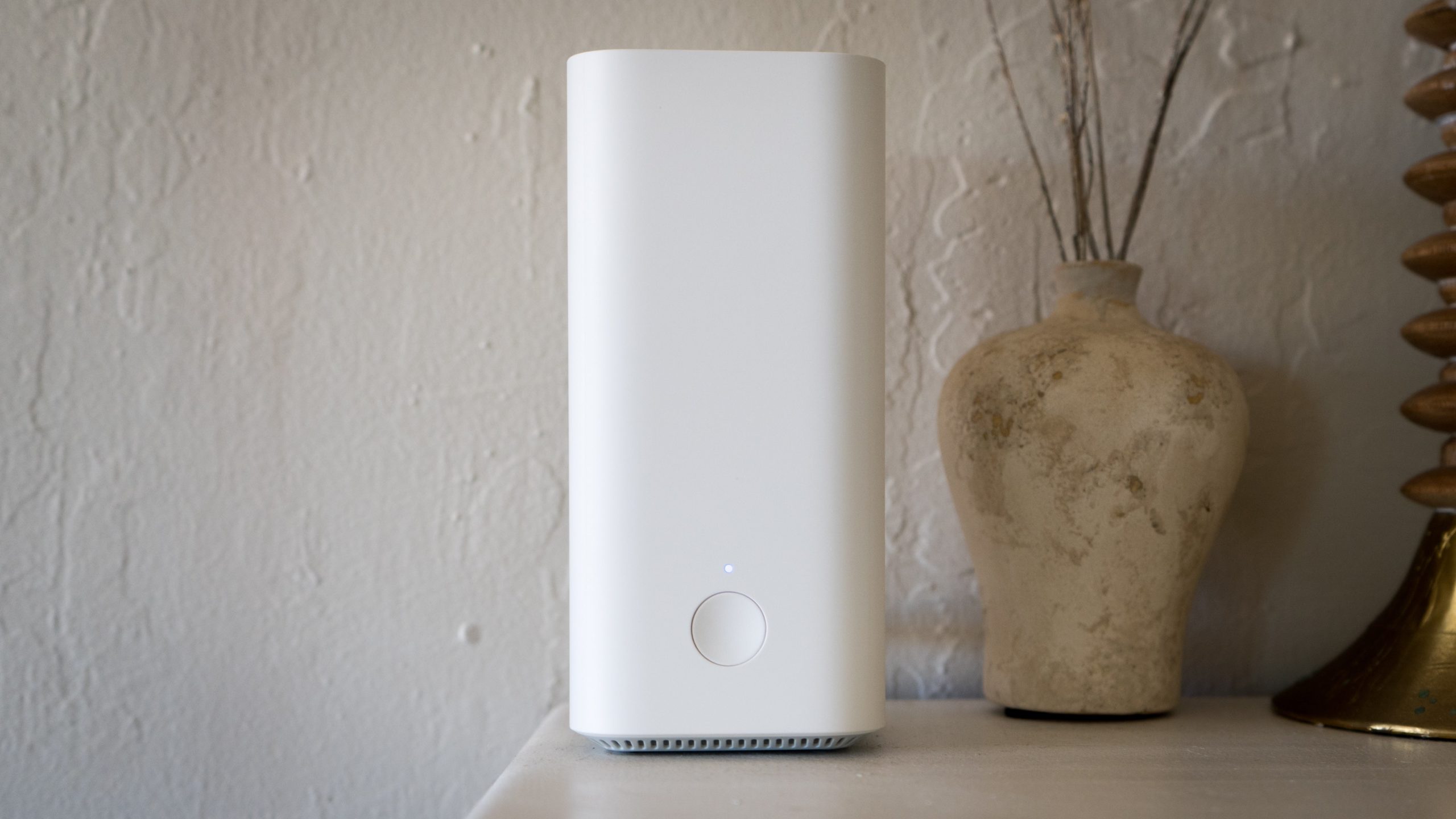 The Vilo Mesh wifi node looks really good on a mantle. Truthfully.  (Photo: Florence Ion/Gizmodo)