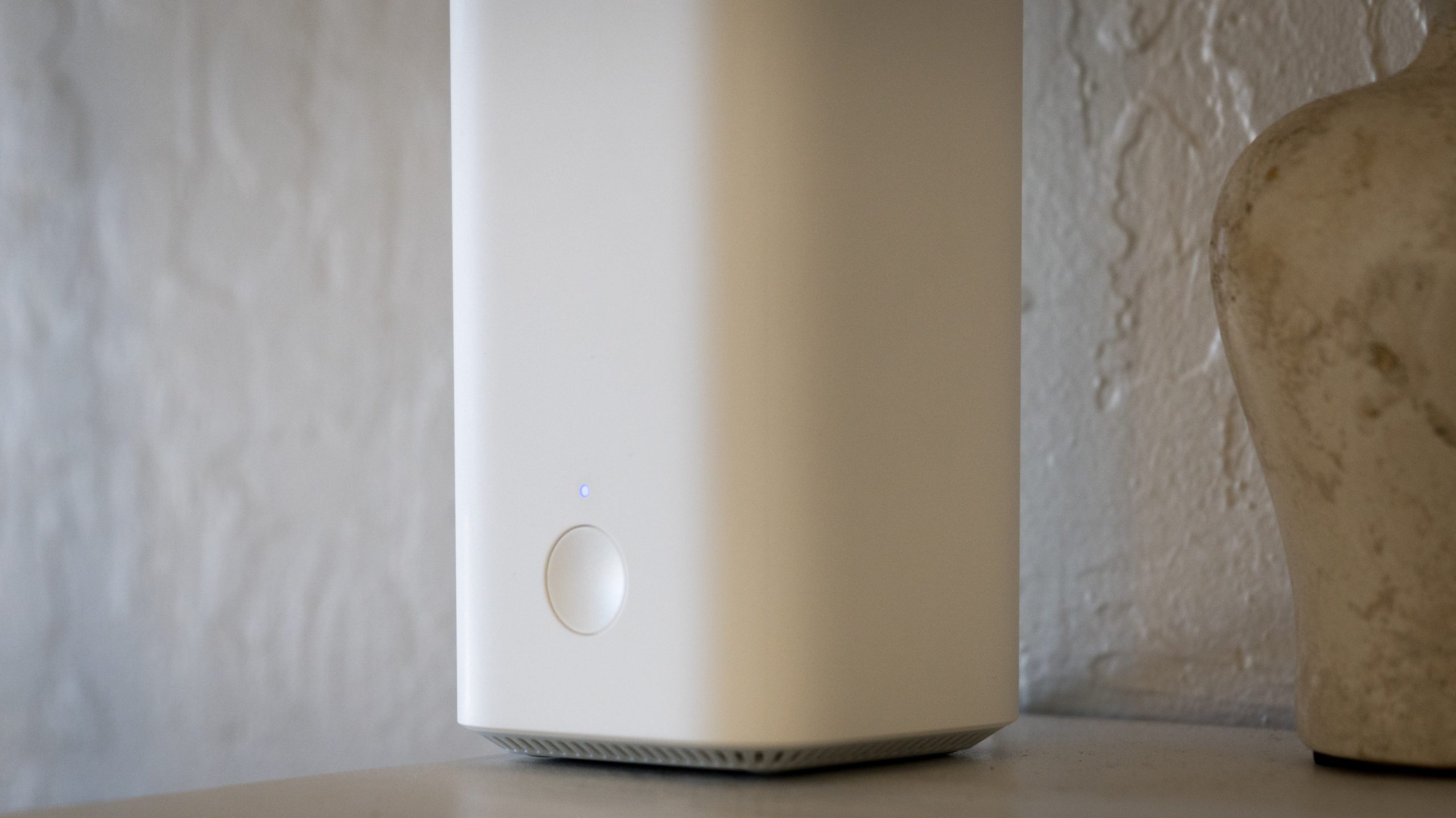 The Vilo Mesh Wi-Fi System has a dimmable indicator light above the button on each node. (Photo: Florence Ion/Gizmodo)