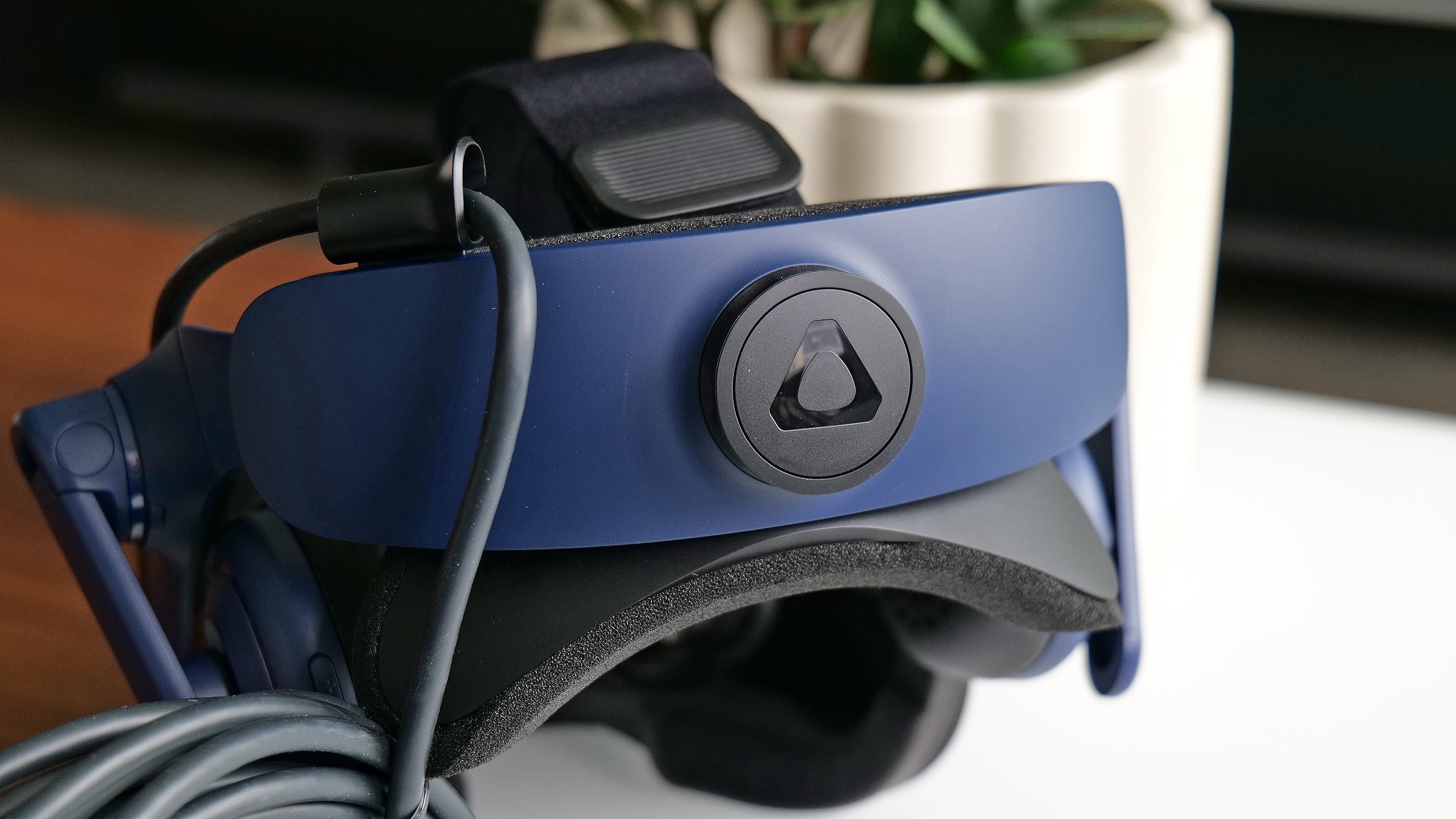 The knob on the back makes it super easy to adjust the Vive Pro 2's headband, while another small knob in front is dedicated to IPD.  (Photo: Sam Rutherford)