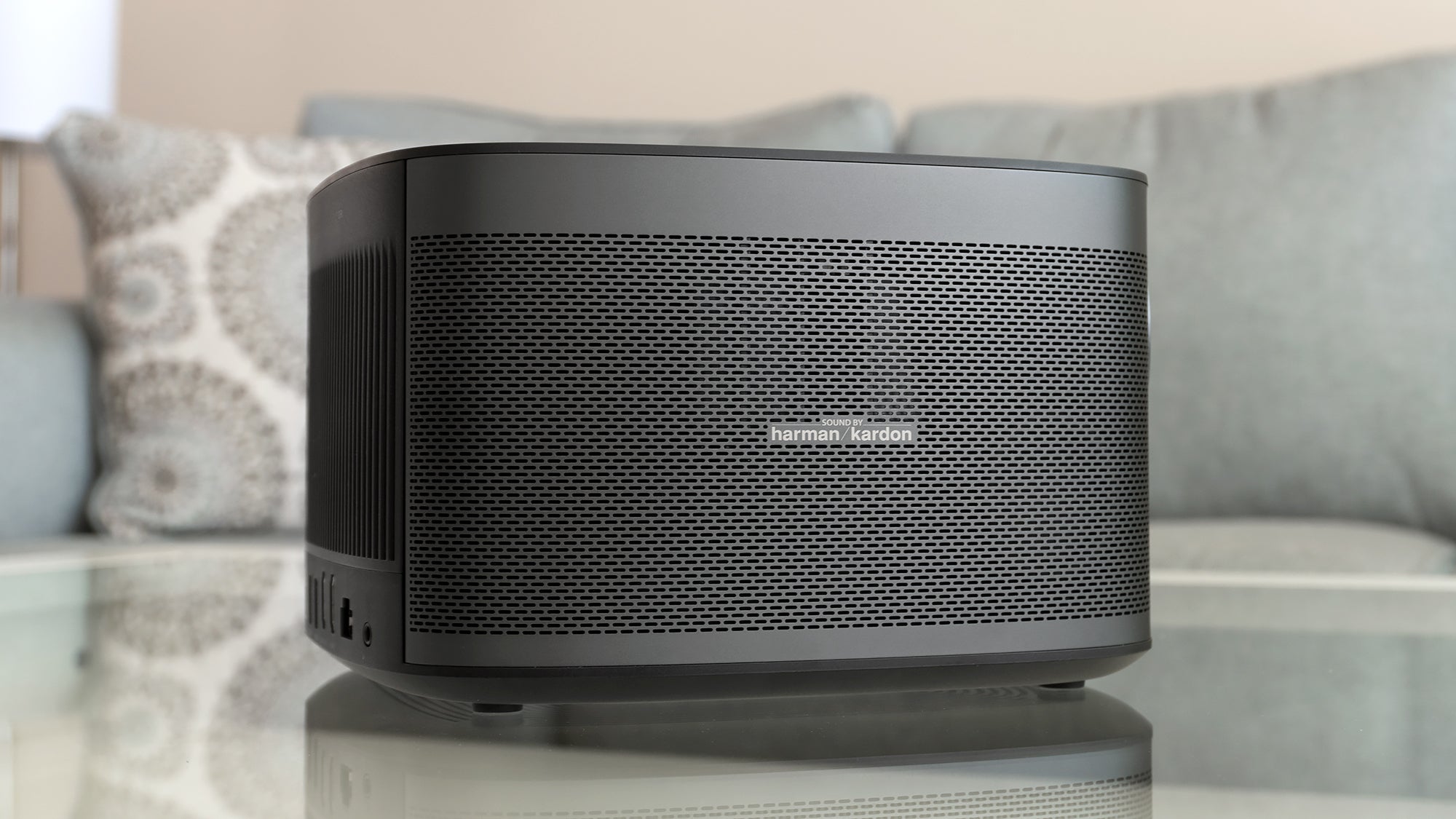 They won't give you a surround sound experience, but the built-in 8-watt speakers are plenty loud and clear for any room. (Photo: Andrew Liszewski/Gizmodo)