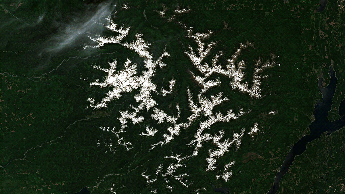 A satellite composite showing the Olympic Mountains on June 29, 2021 and July 14, 2021.  (Gif: Brian Kahn/Sentinel Hub)