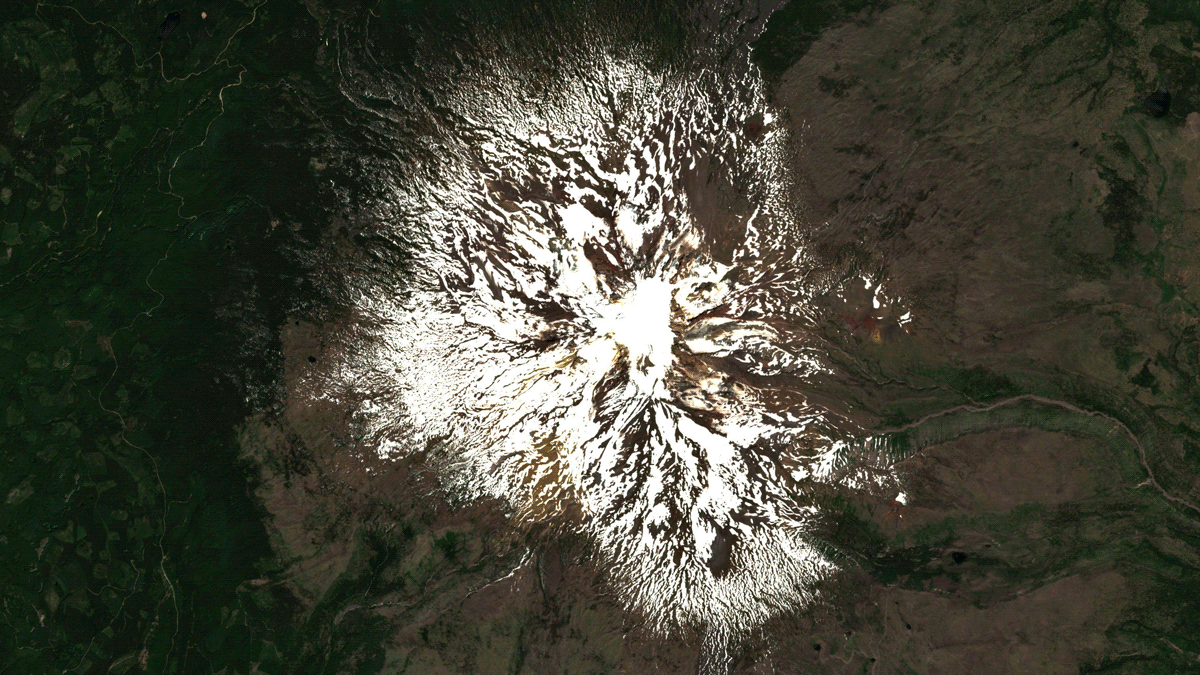 A satellite composite showing Mount Adams on June 26, 2021 and July 11, 2021.  (Gif: Brian Kahn/Sentinel Hub)