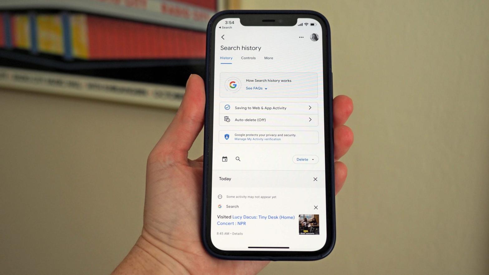 Once the update rolls out to your iOS device, you'll see an option pop up that lets you delete the last 15 minutes of your search activity. (Photo: Caitlin McGarry / Gizmodo)