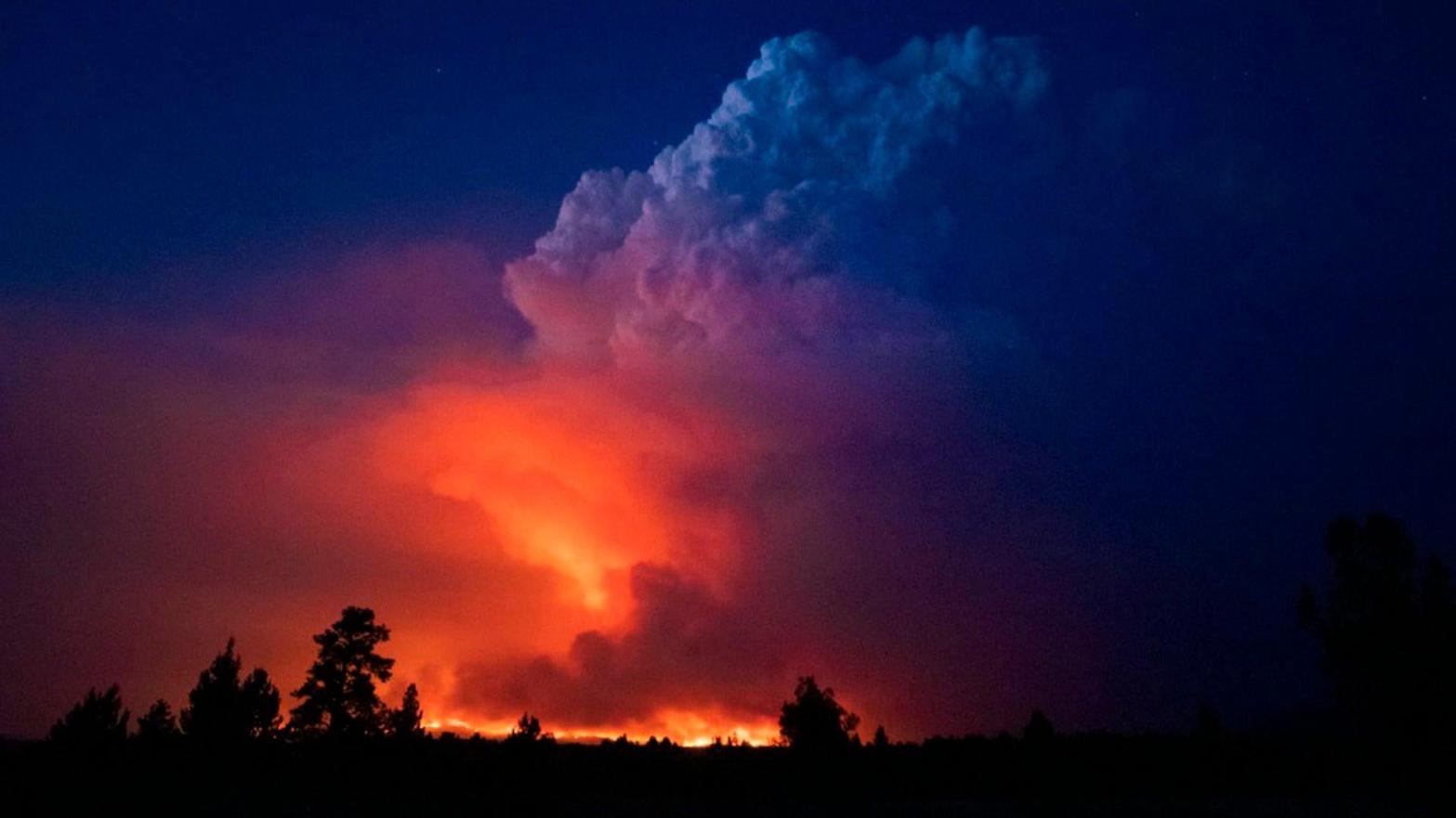 The Bootleg Fire sends a cloud climbing into the sky. (Photo: John Hendricks, AP)