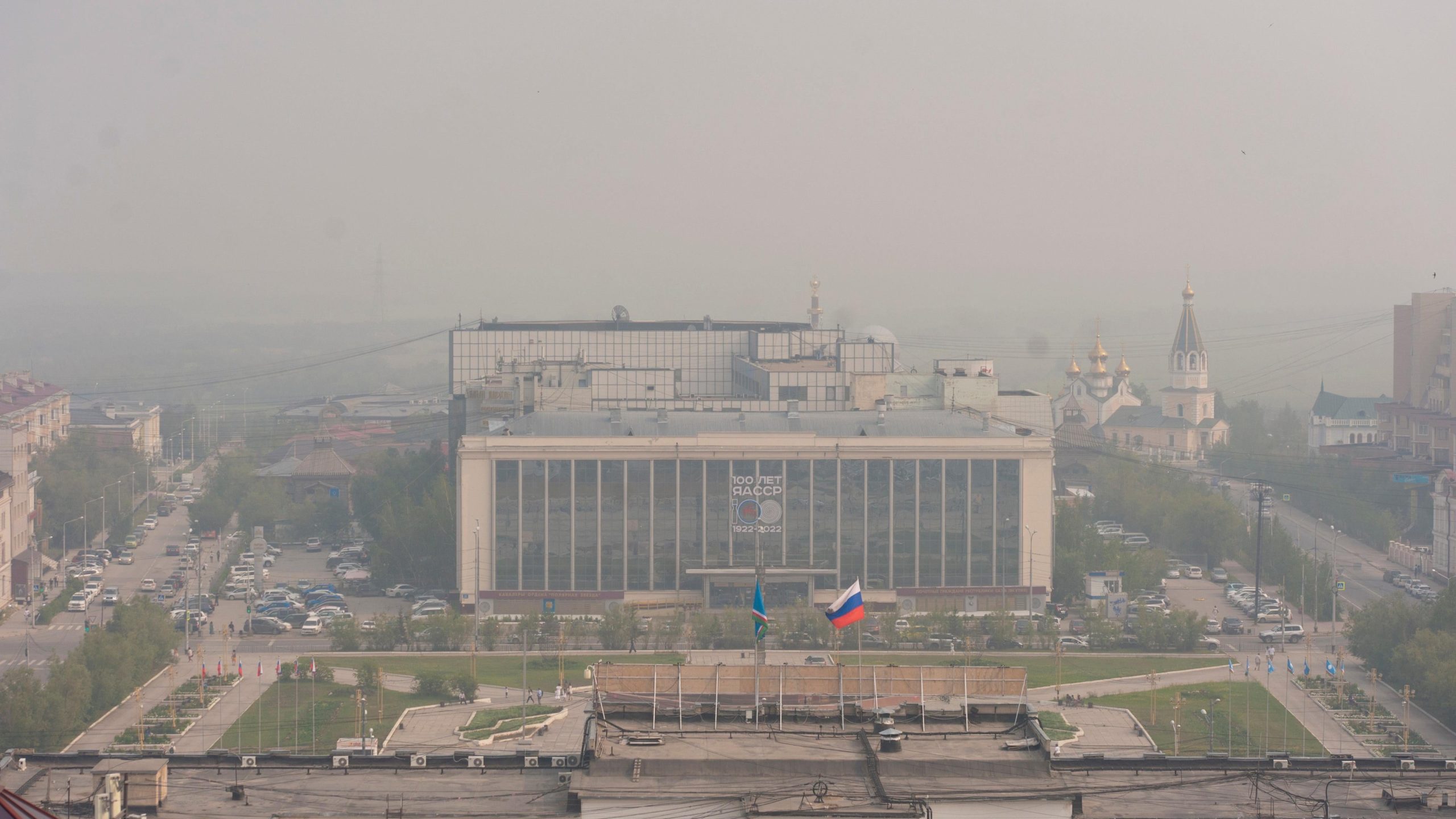 Smoke form a forest fire covers Yakustk. (Photo: Yevgeny Sofroneyev, AP)