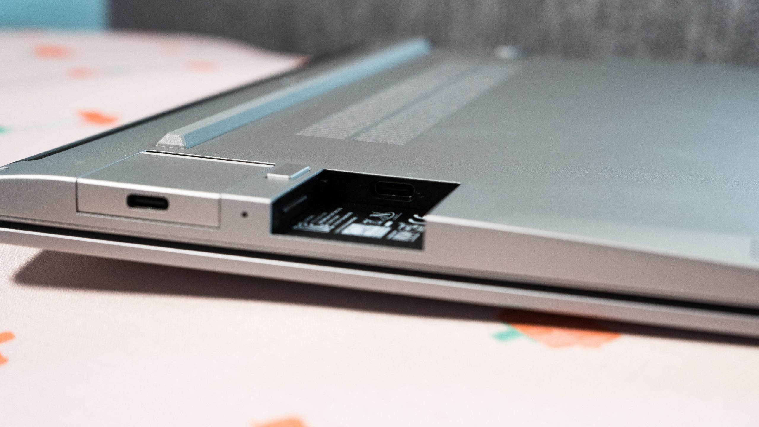 What it looks like with the expansion slot plugged in next to an empty expansion bay.  (Photo: Florence Ion / Gizmodo)