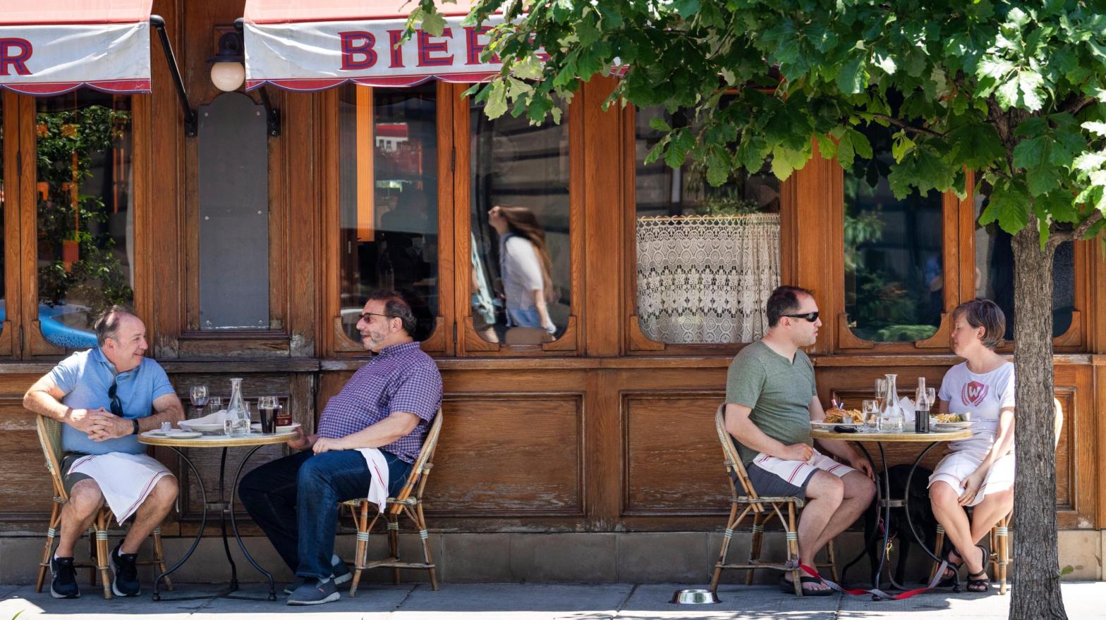 People eat outside during the lunch hour at a restaurant on 14th Street NW in Washington, D.C. (Photo: Drew Angere, Getty Images)