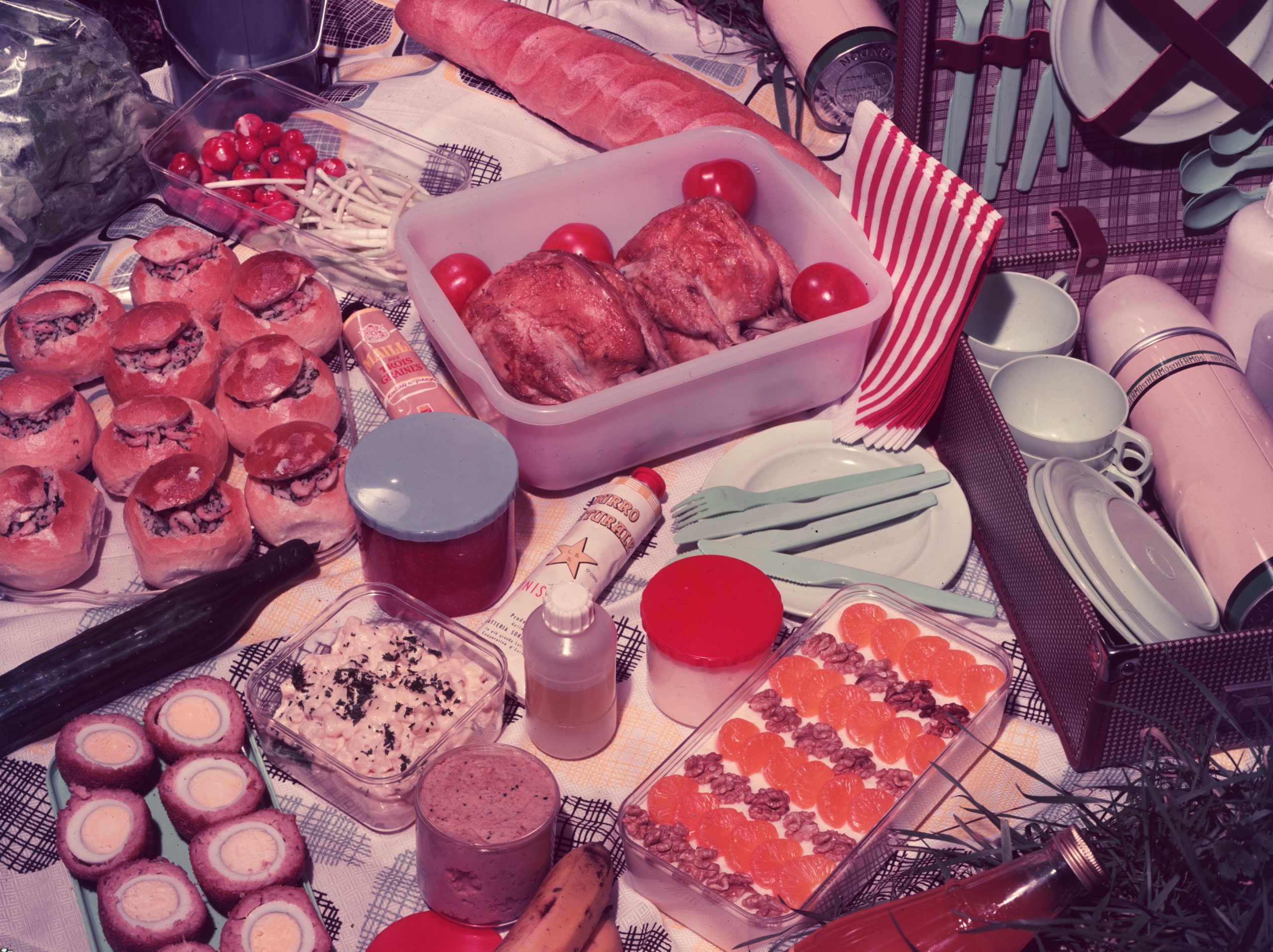 A picnic from 1957, including roast chickens that are much smaller than you'll likely find at the supermarket today. (Photo: Chaloner Woods, Getty Images)