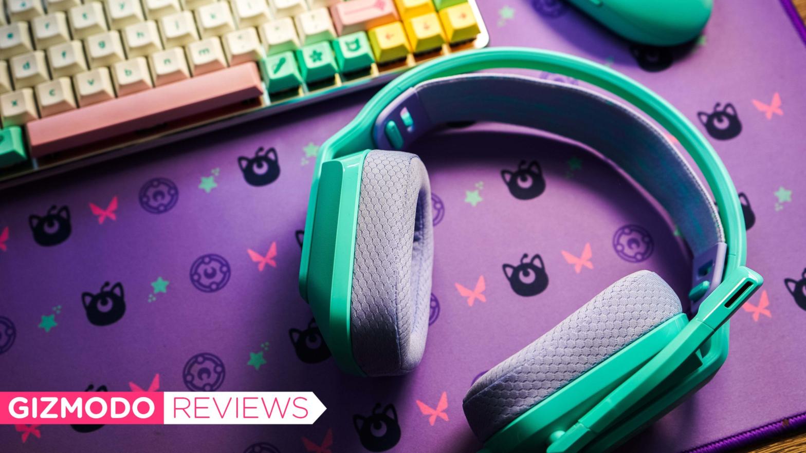 The Logitech G335 wired headphones in mint look really good alongside other colourful peripherals. (Photo: Florence Ion/Gizmodo)