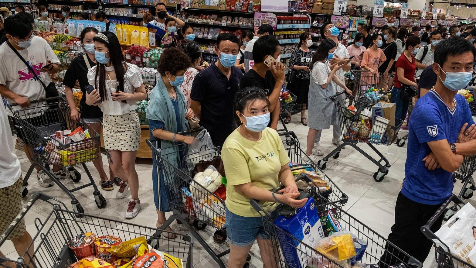 People line up to pay in a supermarket on August 2, 2021 in Wuhan, Hubei Province, China. (Photo: Getty Images, Getty Images)