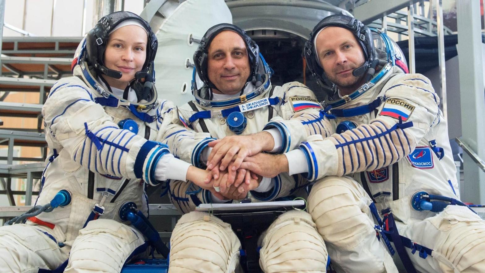 Members of the ISS-66 mission. From left to right: actor Yulia Peresild, commander Anton Shkaplerov, and film director Klim Shipenko. (Image: Roscosmos)