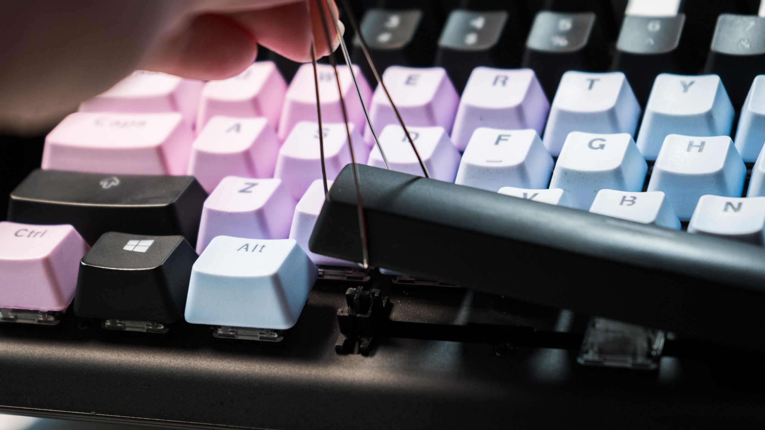 The spacebar will require the most effort to remove, but it also allows access to the most keycaps at once. (Photo: Florence Ion / Gizmodo)