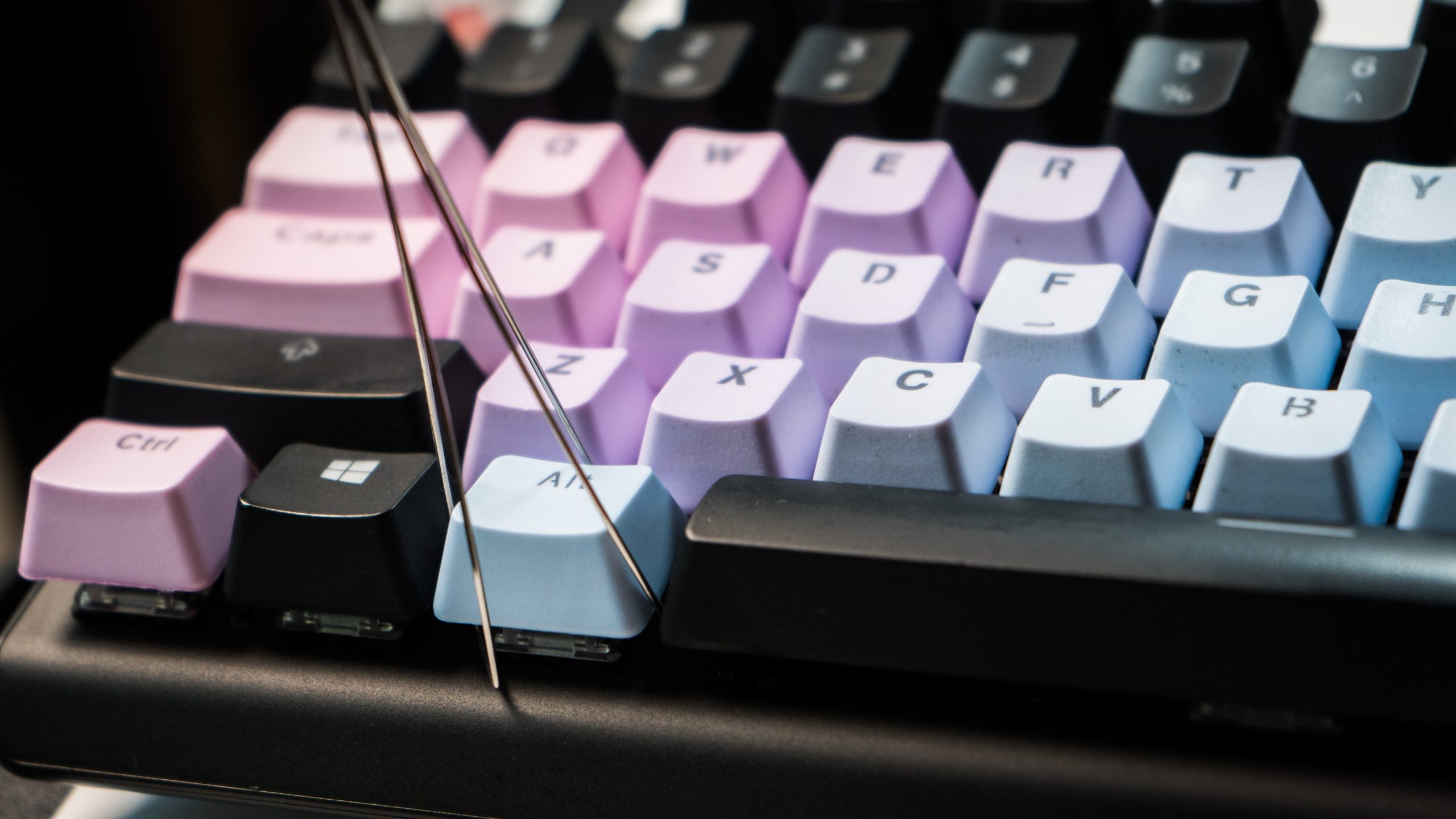 Align the keycap so that it's pulling opposite corners of the keycap. (Photo: Florence Ion / Gizmodo)