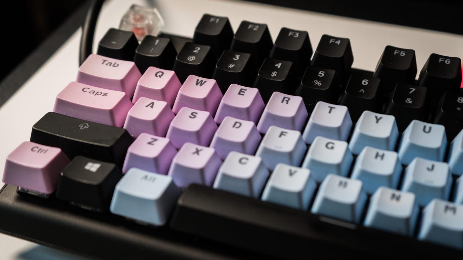 Clean that nasty keyboard already.  (Photo: Florence Ion / Gizmodo)