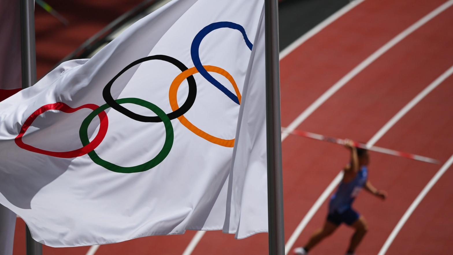 A view of the Olympic rings flag during the Men's Javelin Throw Qualification on day twelve of the Tokyo 2020 Olympic Games on August 04, 2021 (Photo: Matthias Hangs, Getty Images)