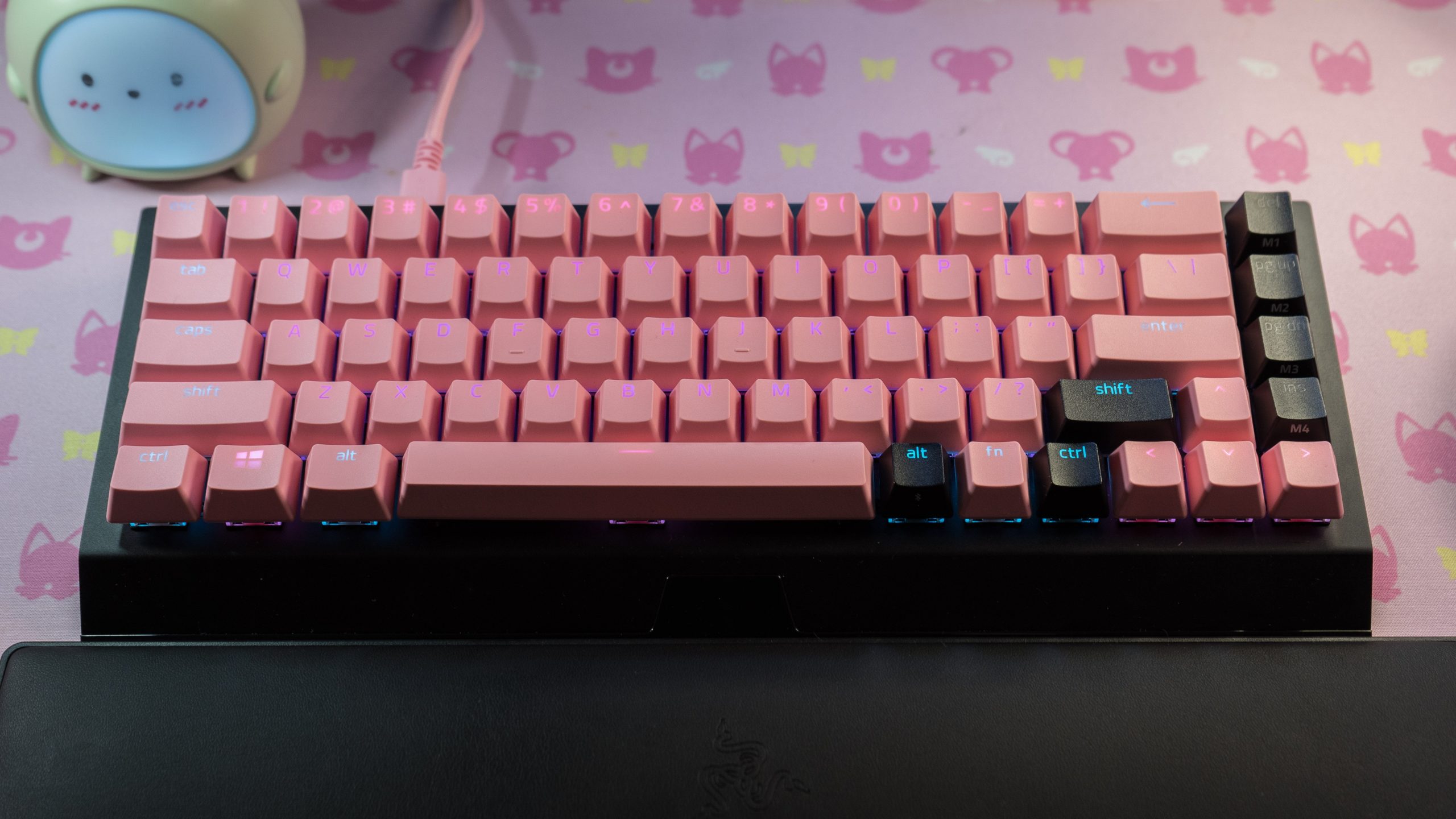 Razer's quartz-coloured PBT keycaps are bright pastel pink.  (Photo: Florence Ion / Gizmodo)