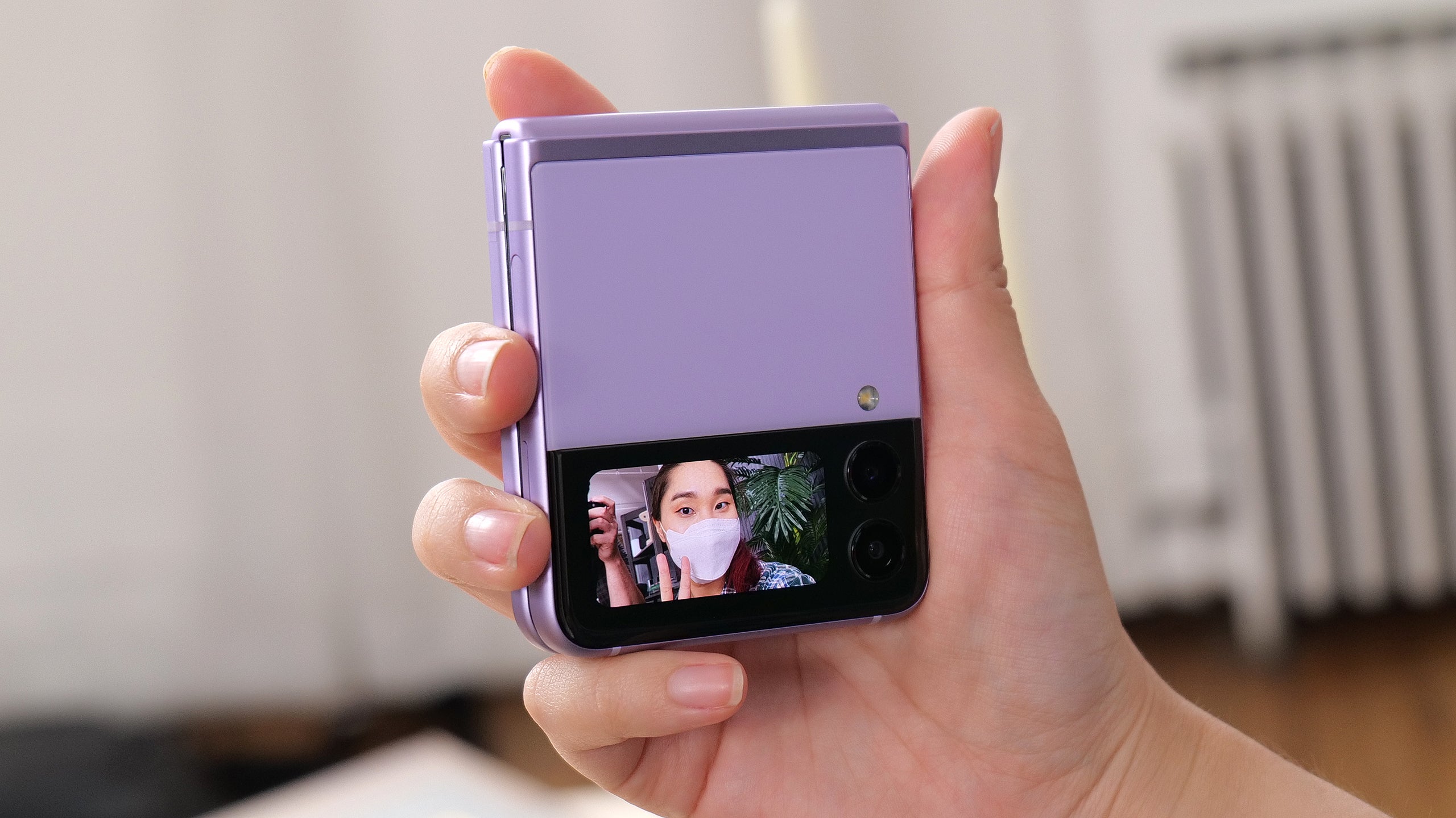 Say hello to yourself in the little selfie window on the Galaxy Z Flip 3. (Photo: Sam Rutherford / Gizmodo)