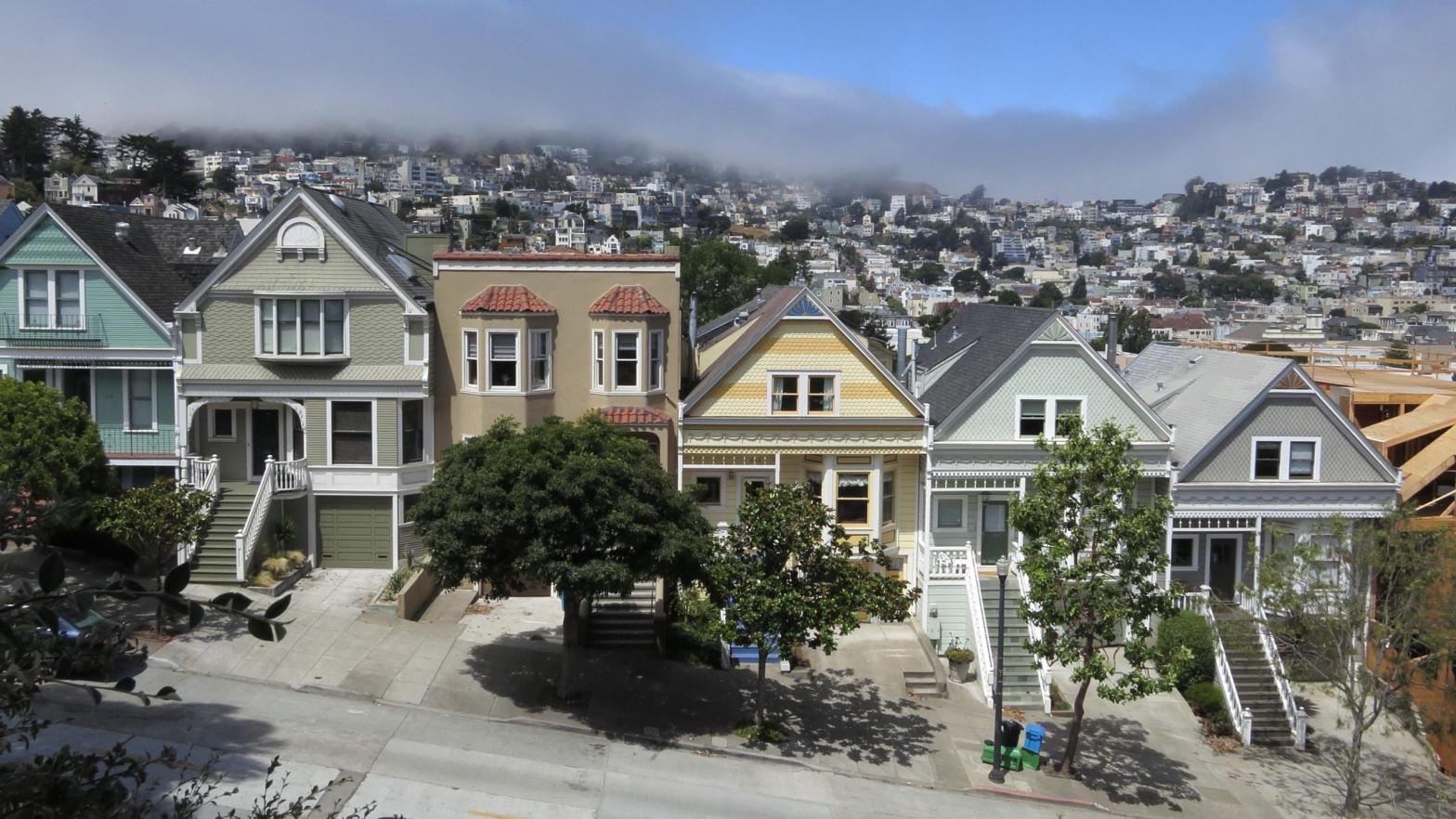 Residential houses line a street in Mission near Delores Park as typical San Francisco summer fog rolls in. (Photo: Sean Gallup, Getty Images)