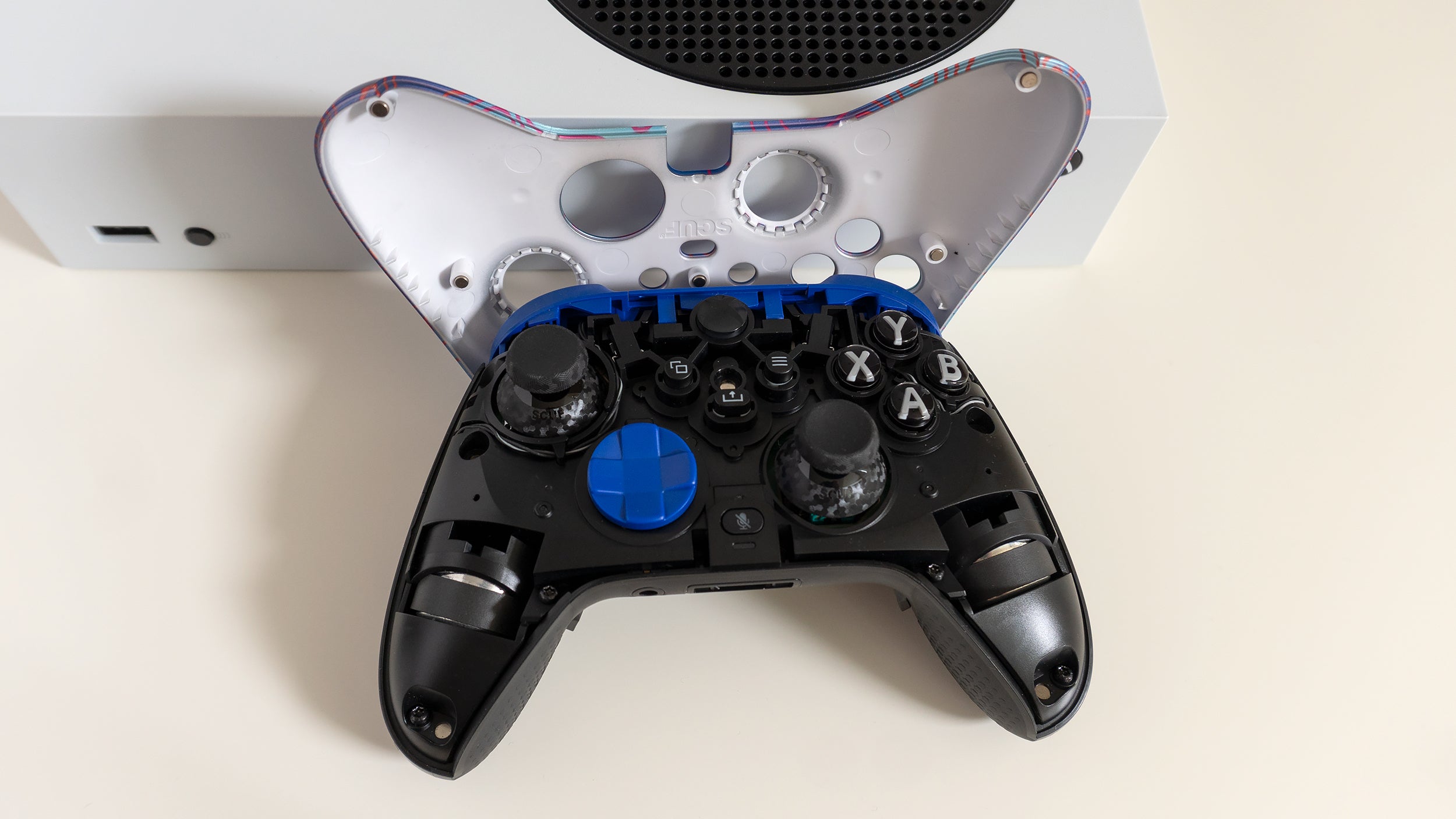 Faceplates are held in place using magnets so they're easy to remove and swap, which also provides easy access to all of the controller's swappable buttons and joysticks. (Photo: Andrew Liszewski - Gizmodo)