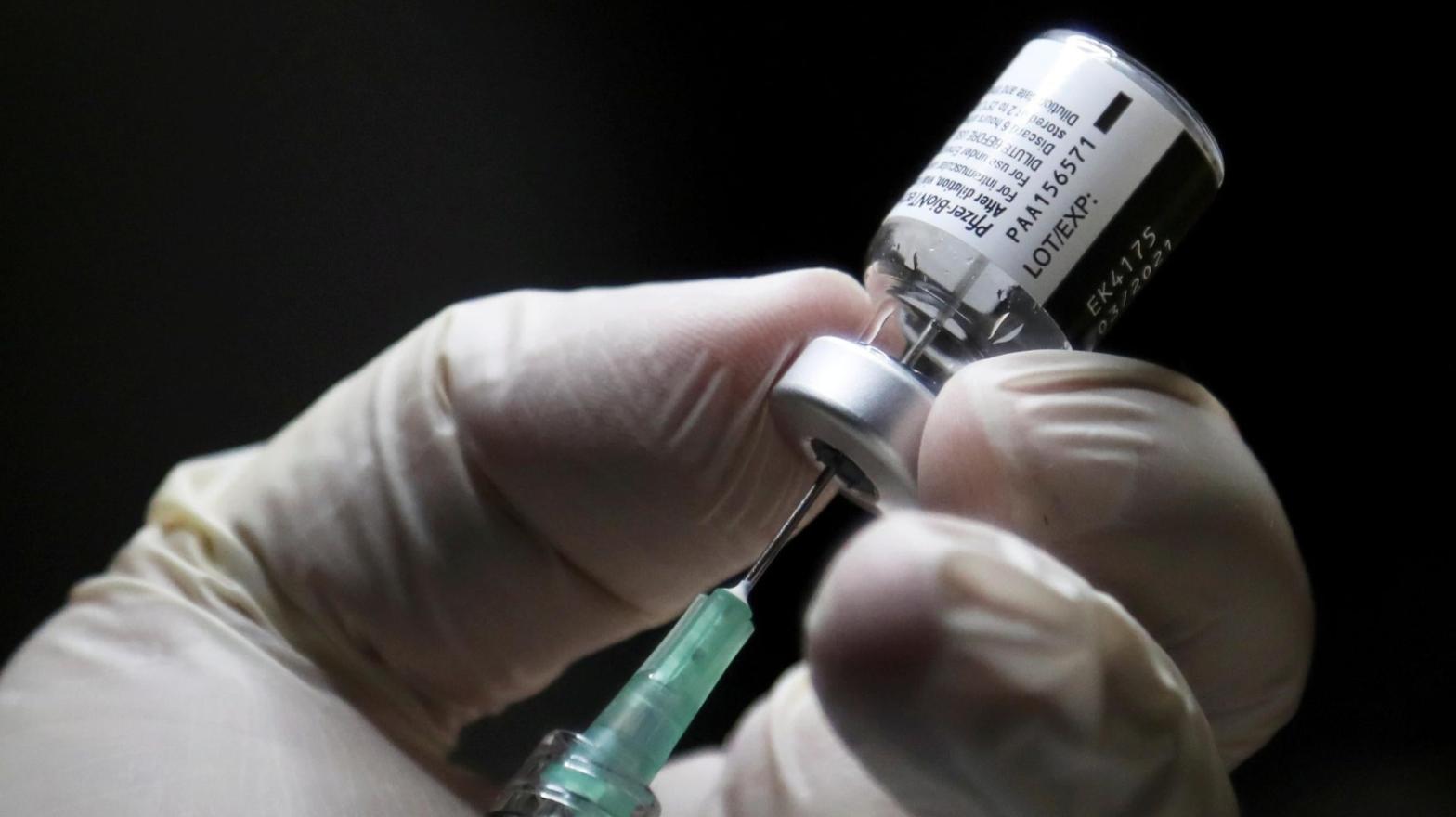 A health care worker extracting a dose of the covid-19 Pfizer/BioNtech vaccine (Photo: Carlos Osorio/AFP, Getty Images)
