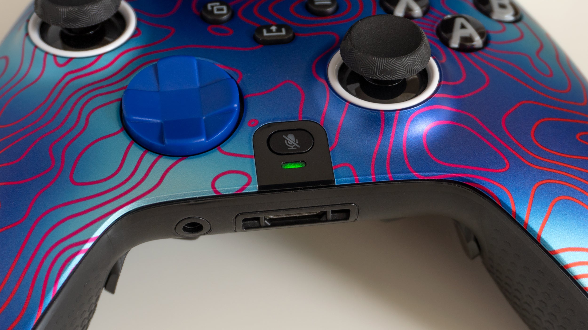 Up to three custom remap profiles can be stored on the Scuf Instinct and Instinct Pro, and toggled using a Profile button on the back. (Photo: Andrew Liszewski - Gizmodo)