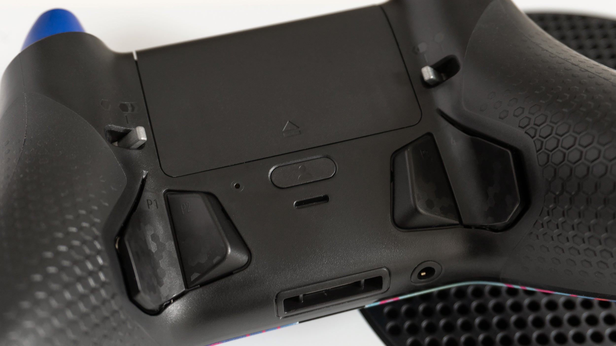 A button on the back of the Scuf Instinct and Instinct Pro replaces the magnetic key that older Scuf controllers relied on for remapping the rear buttons. (Photo: Andrew Liszewski - Gizmodo)