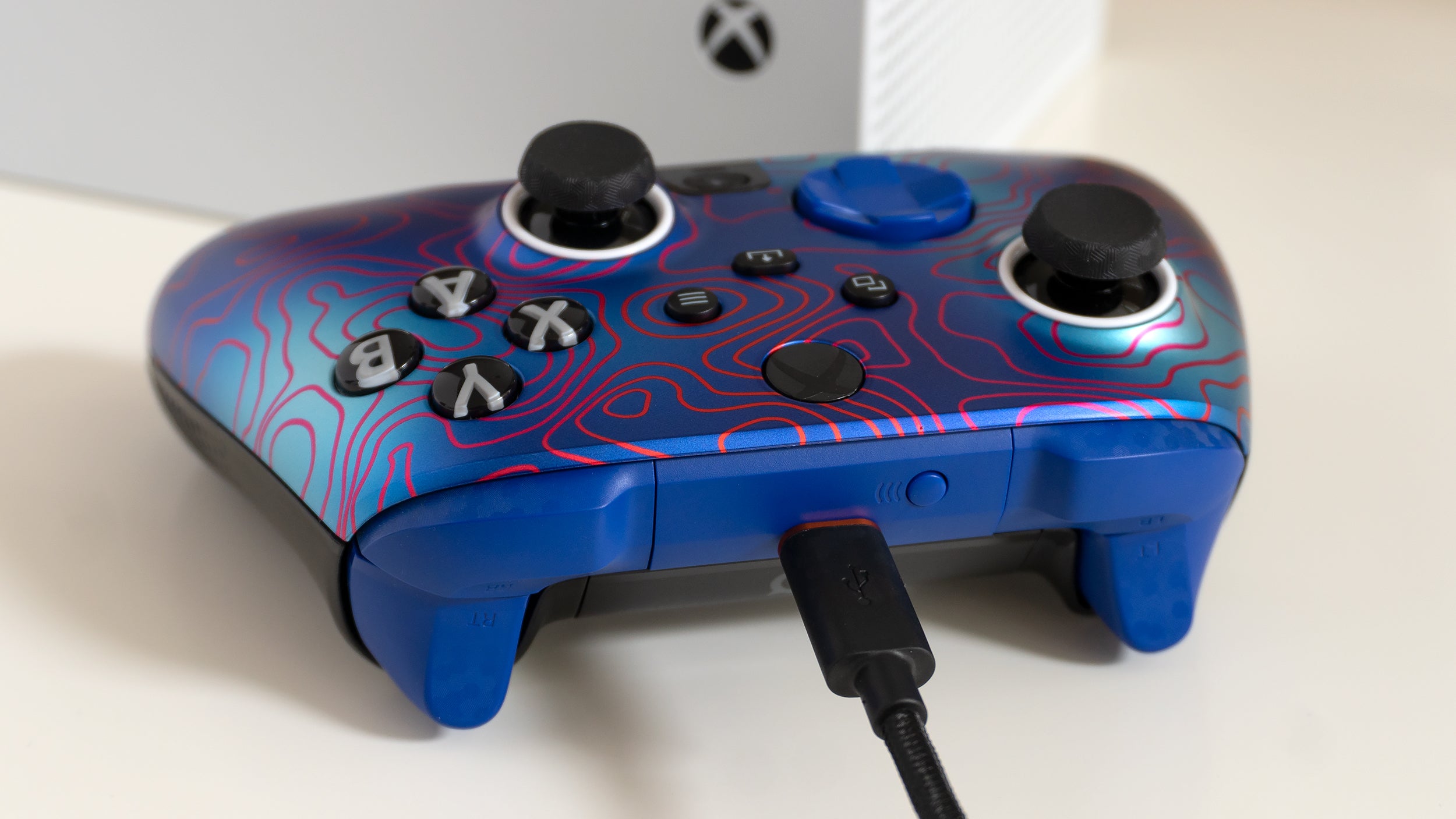 For competitive gamers who worry a wireless connection is introducing too much lag, a braided USB-C cable is included for a direct wired connection to the console. (Photo: Andrew Liszewski - Gizmodo)