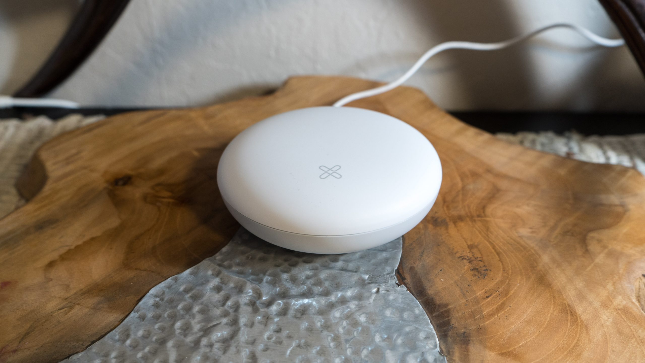 The Hex Command, or the base station, can go anywhere in the common room of your home.  (Photo: Florence Ion / Gizmodo)