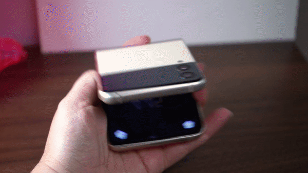 It's a struggle to get this phone opened up with a little extra elbow grease. (Gif: Florence Ion / Gizmodo)
