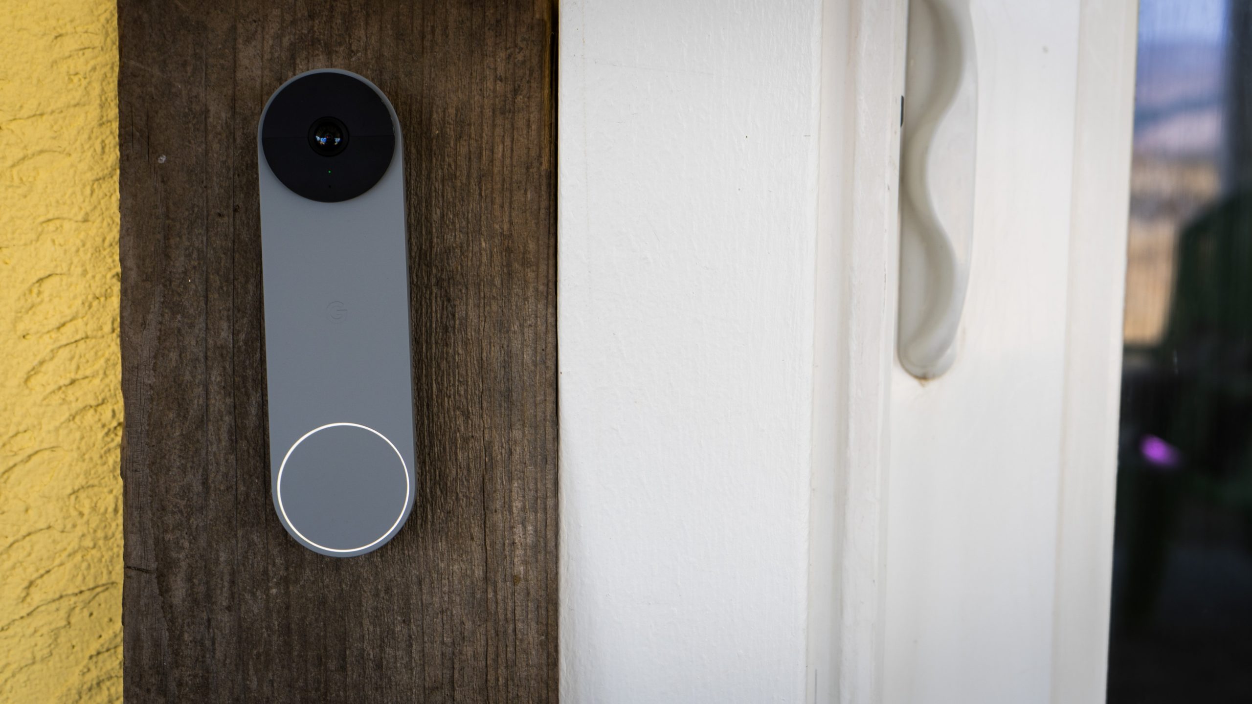 The Nest Doorbell lights up after the button has been pressed.  (Photo: Florence Ion / Gizmodo)