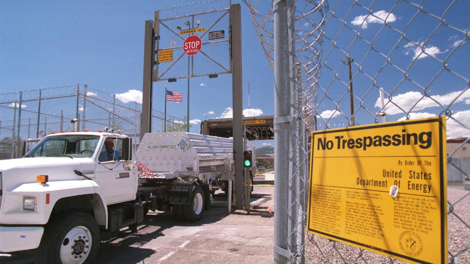 A truck leaving the heavily guarded Plutonium Facility at Los Alamos National Laboratory in Los Alamos, New Mexico, in June 1999. (Photo: Joe Raedle / Newsmakers, Getty Images)