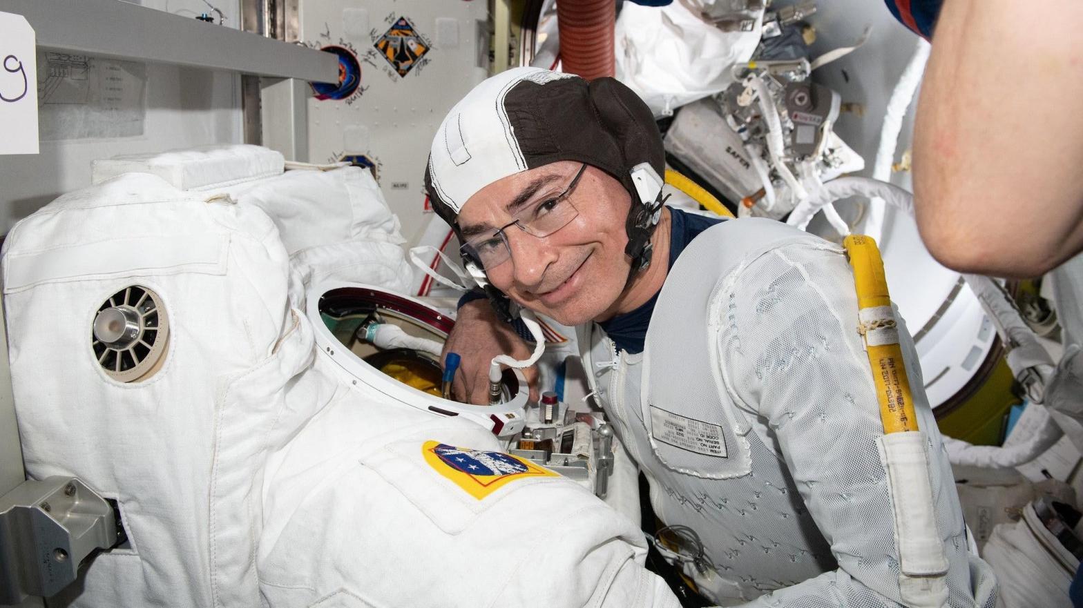 Astronaut Mark Vande Hei conducting a spacesuit fit check on August 17, 2021. (Image: NASA Johnson)