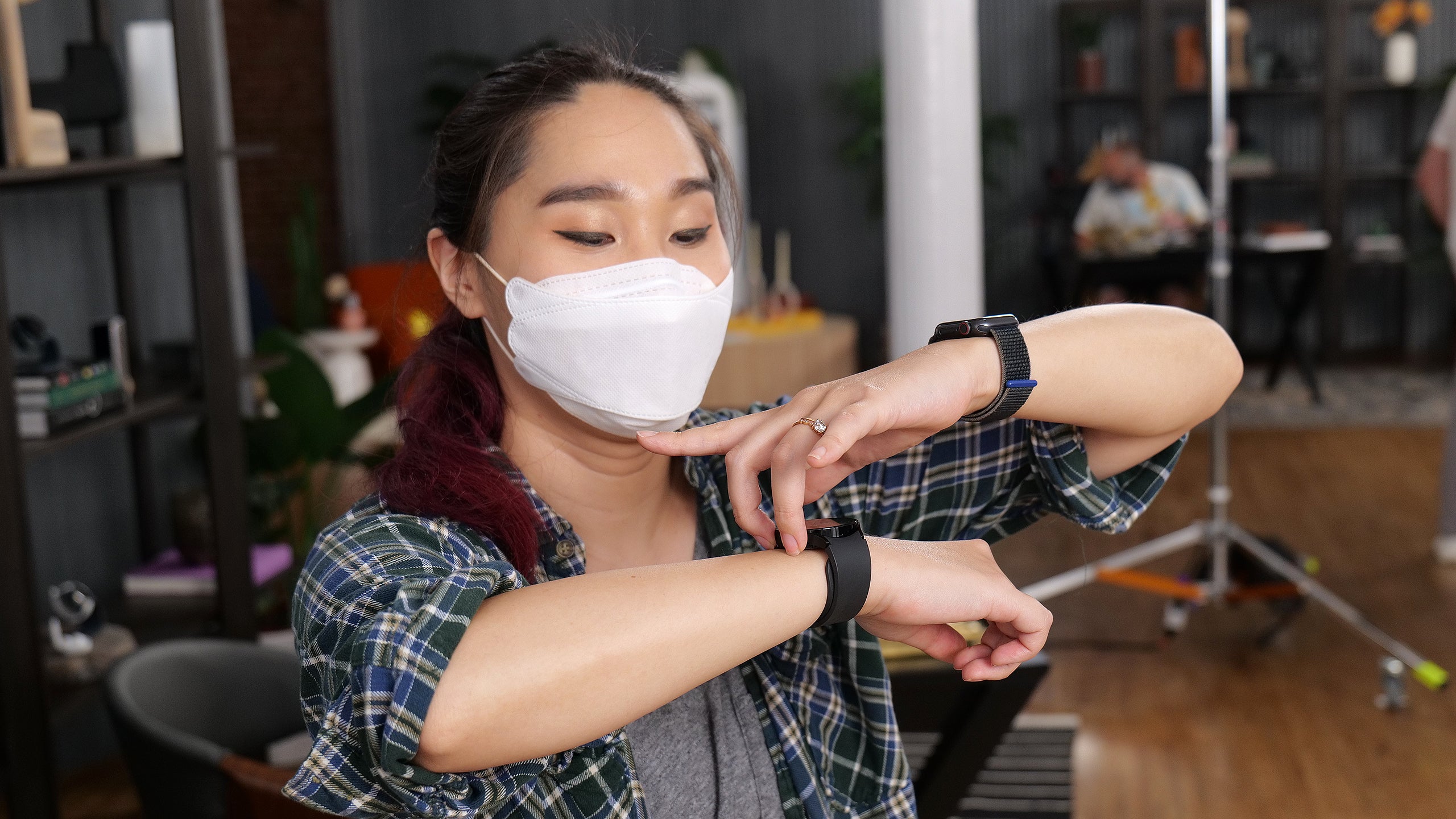 You can see here how ridiculous this looks, especially if you choose to wear it on your right wrist. (Photo: Sam Rutherford/Gizmodo)