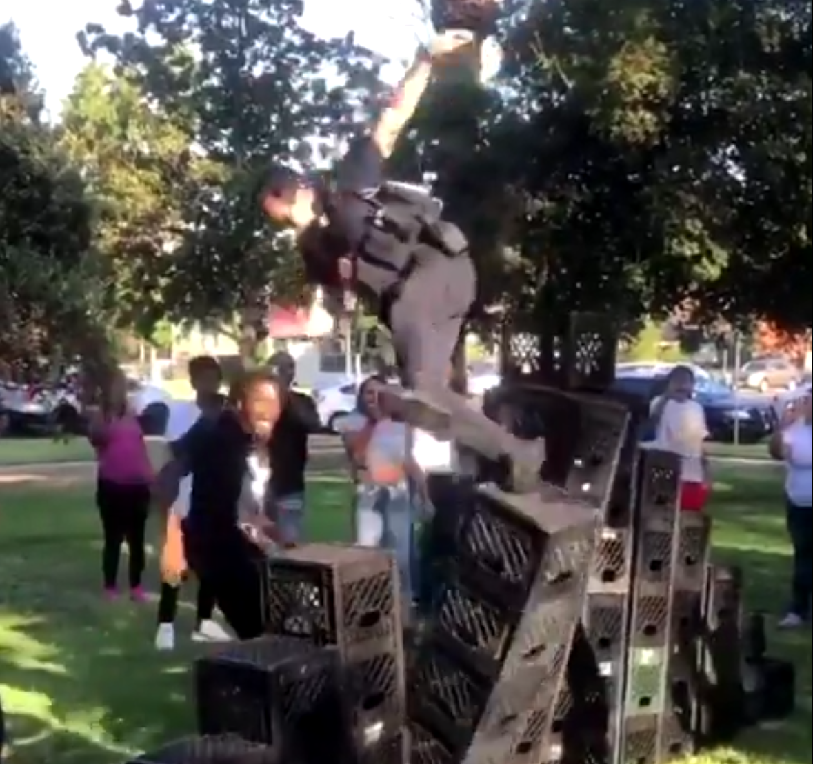 A screencap from a video circulating on Twitter of the Milk Crate Challenge. (Screenshot: Gizmodo/@Bryant_d_G, Fair Use)