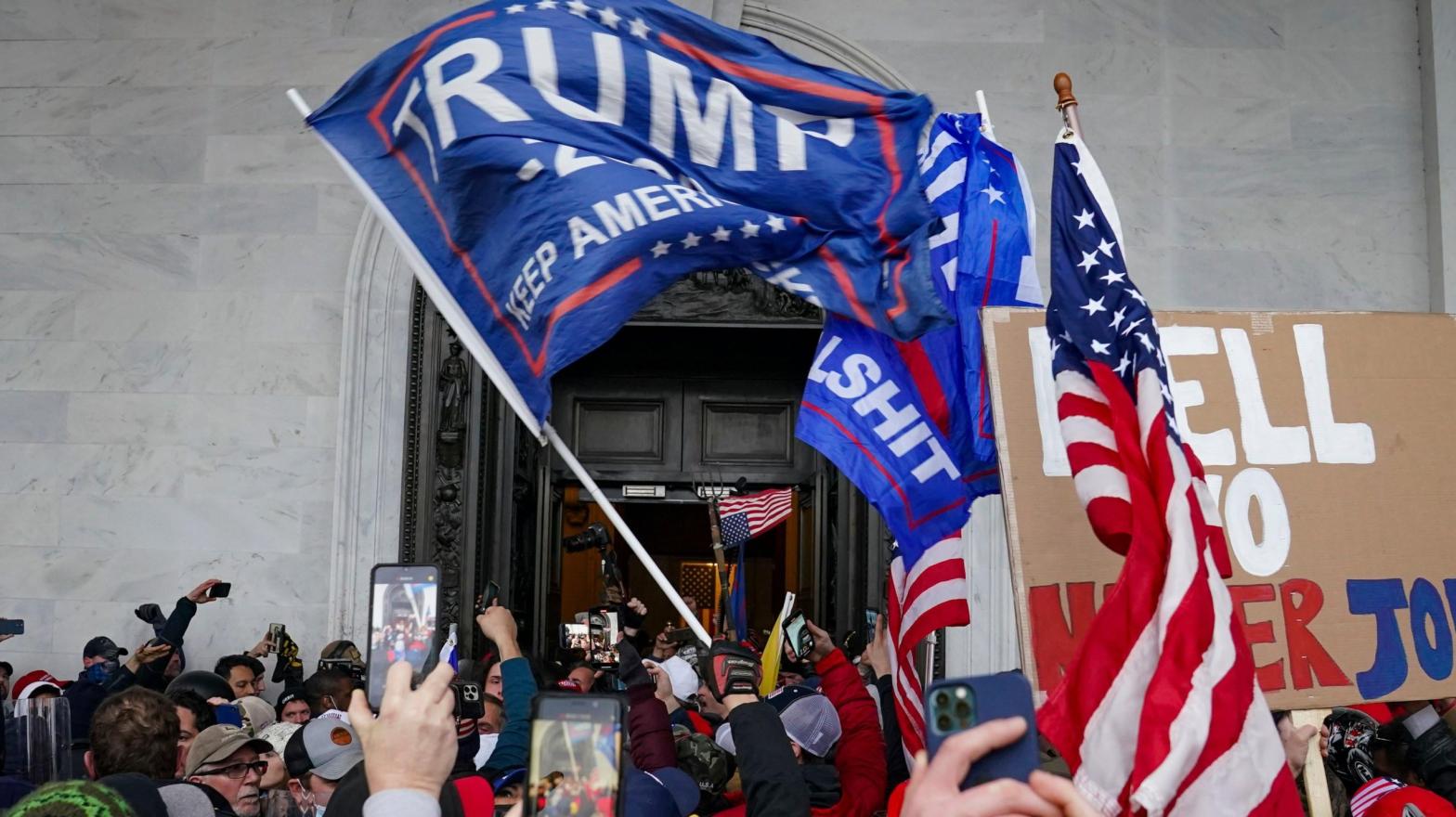 Far-right rioters who organised on social media breaking into the U.S. Capitol on Jan. 6, 2021; used here as stock photo. (Photo: John Minchillo, Getty Images)