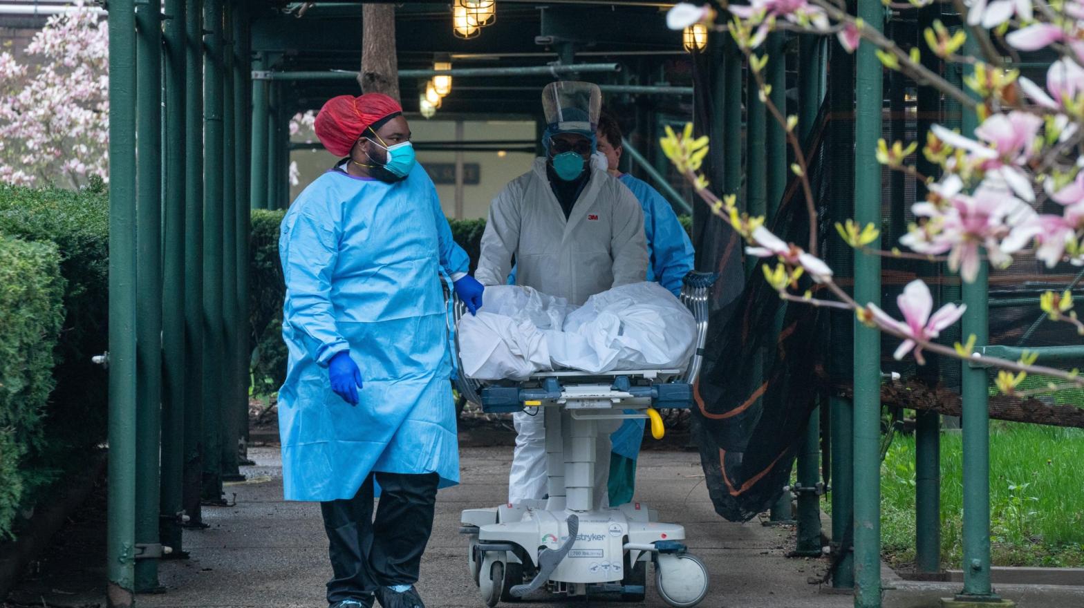 Health care workers transporting a deceased patient to a refrigerated truck on April 8, 2020, during the initial wave of the pandemic in Brooklyn, New York. (Photo: David Dee Delgado, Getty Images)