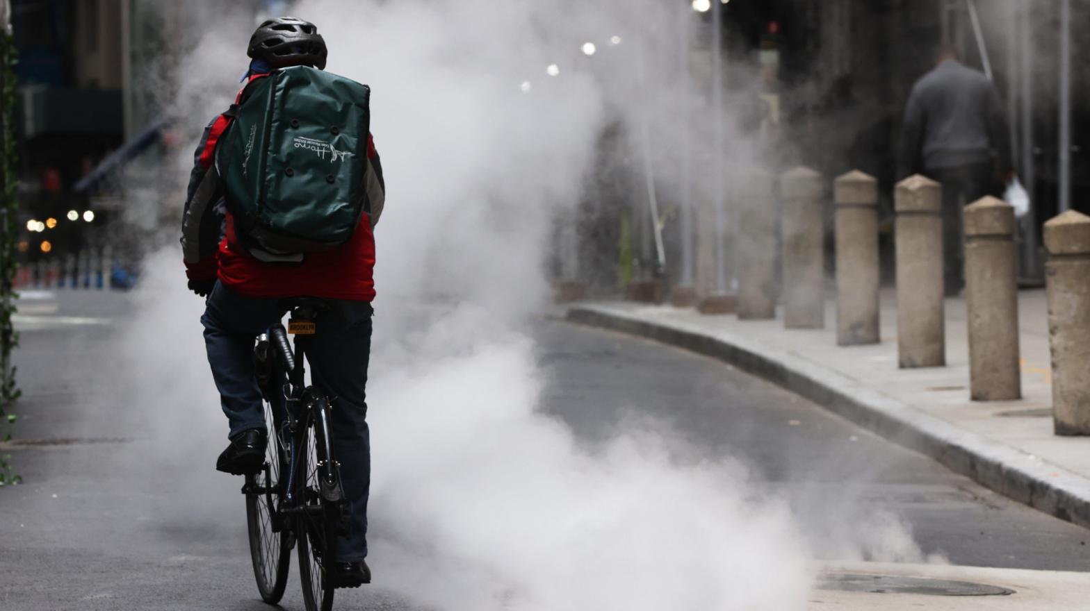 A delivery worker cycles through Manhattan on December 02, 2020. (Photo: Spencer Platt, Getty Images)