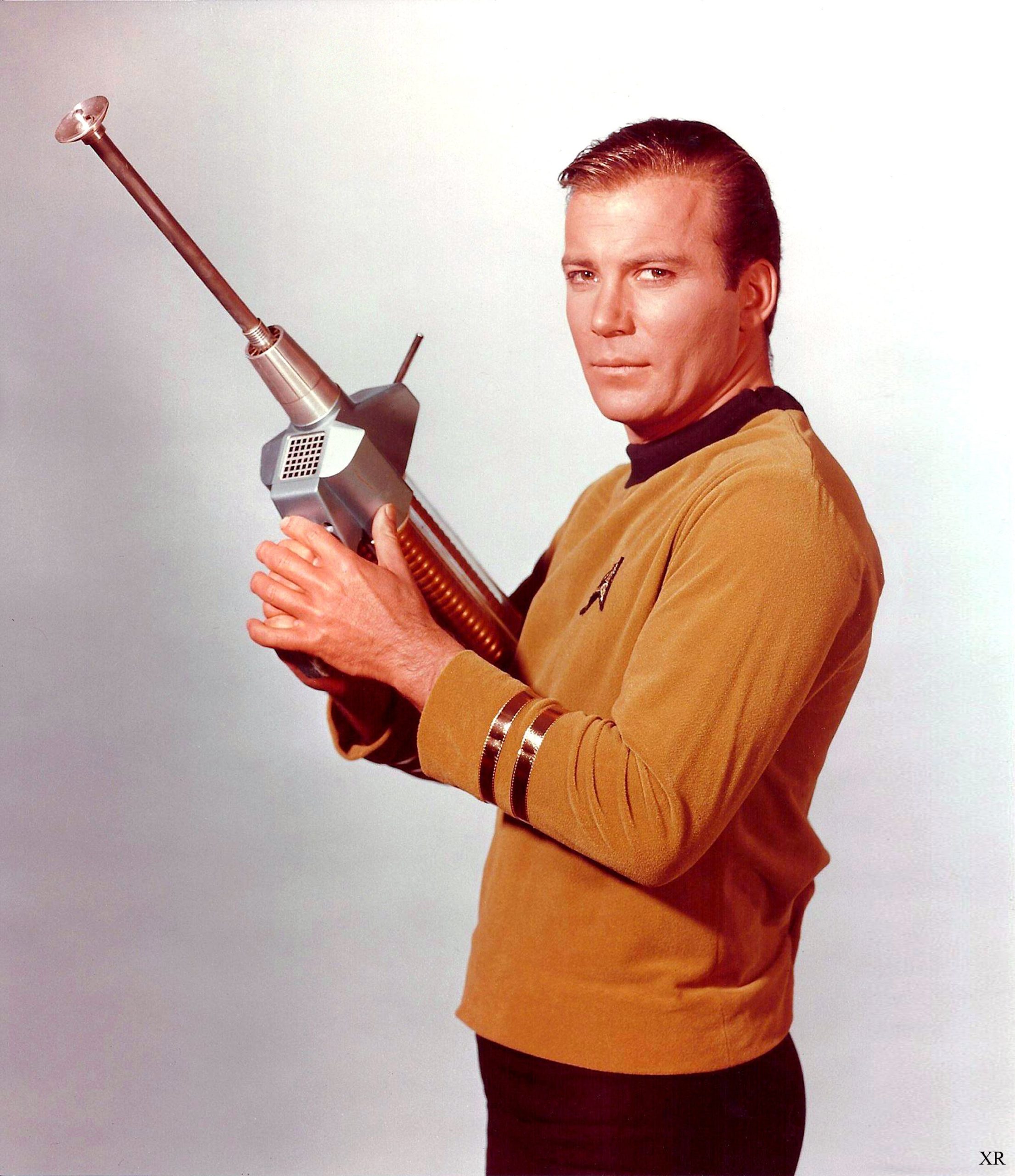 Actor William Shatner posing with the phaser rifle designed by Reuben Klamer for Star Trek. (Image: MovieStillsDB.com)
