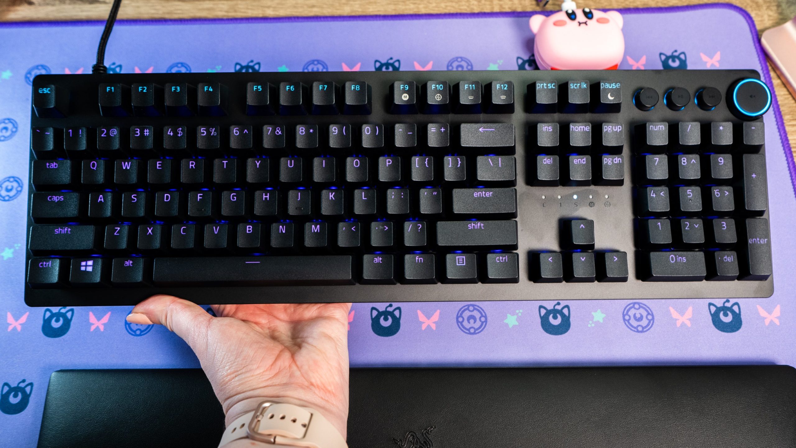 The Razer Huntsman V2 is still a massive behemoth of a gaming keyboard, so prepare to make space for it.  (Photo: Florence Ion / Gizmodo)