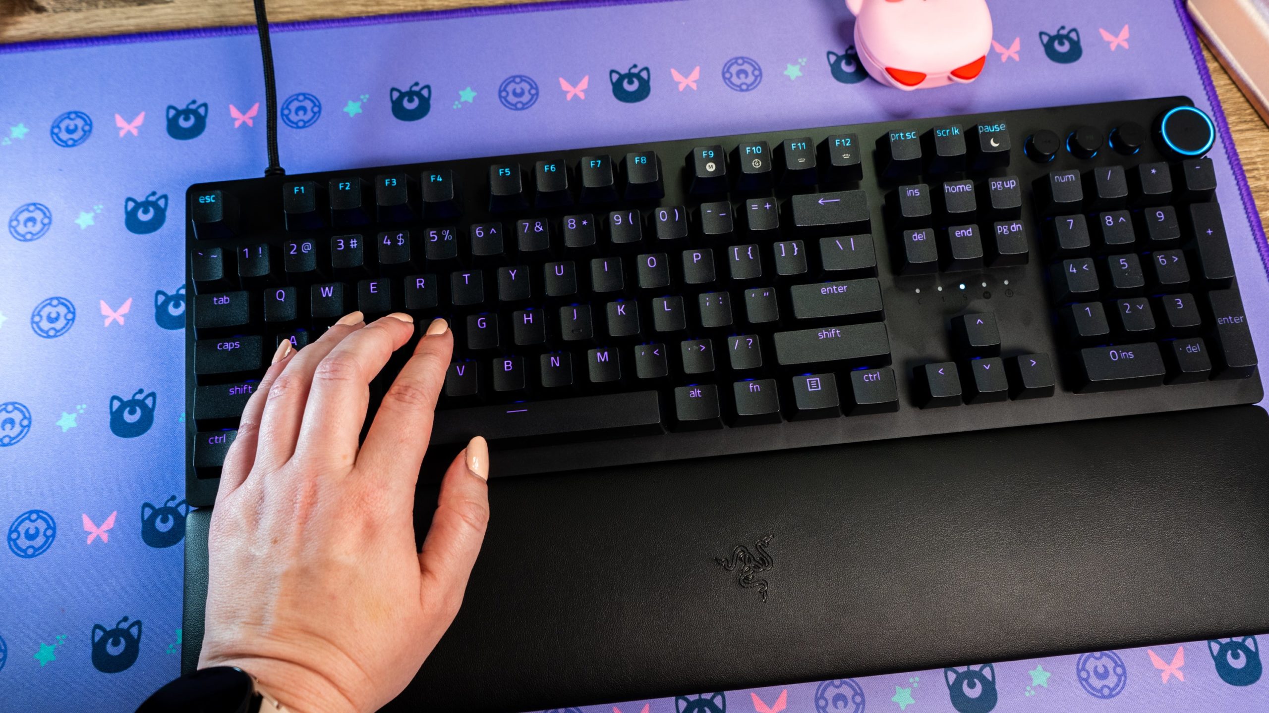 The Razer Huntsman V2 is a worthy buy if you're trying to keep quiet while gaming away in your cave.  (Photo: Florence Ion / Gizmodo)