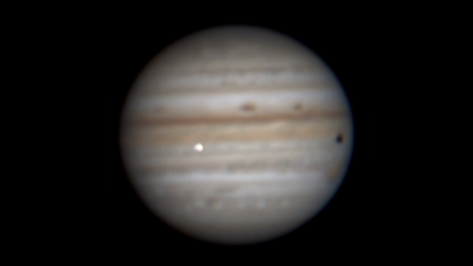 A probable impact flash on Jupiter, seen just off centre.  (Image: José Luis Pereira)