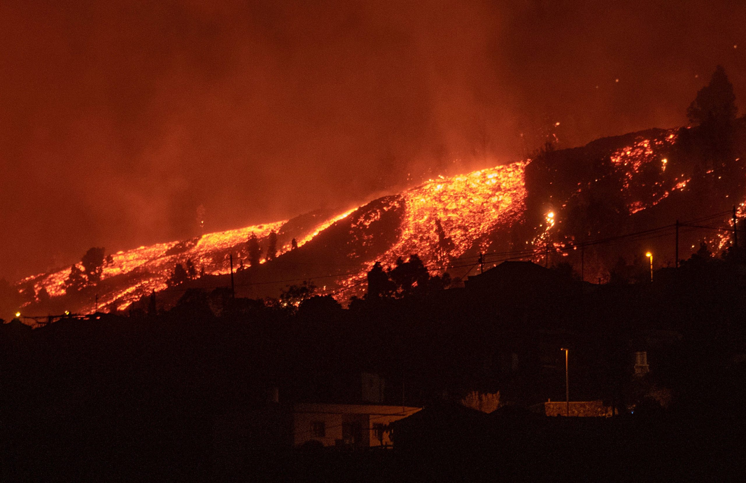 Lava flows approach houses as Cumbre Vieja erupts. (Photo: Desiree Martin/AFP, Getty Images)