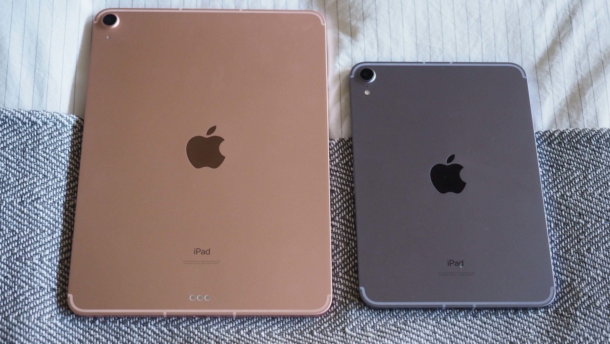 iPad Air (left) and iPad Mini (right) are lopsided peas in a pod. (Photo: Caitlin McGarry/Gizmodo)